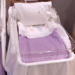 O berço de Mavie na maternidade contou com roupa de cama personalizada