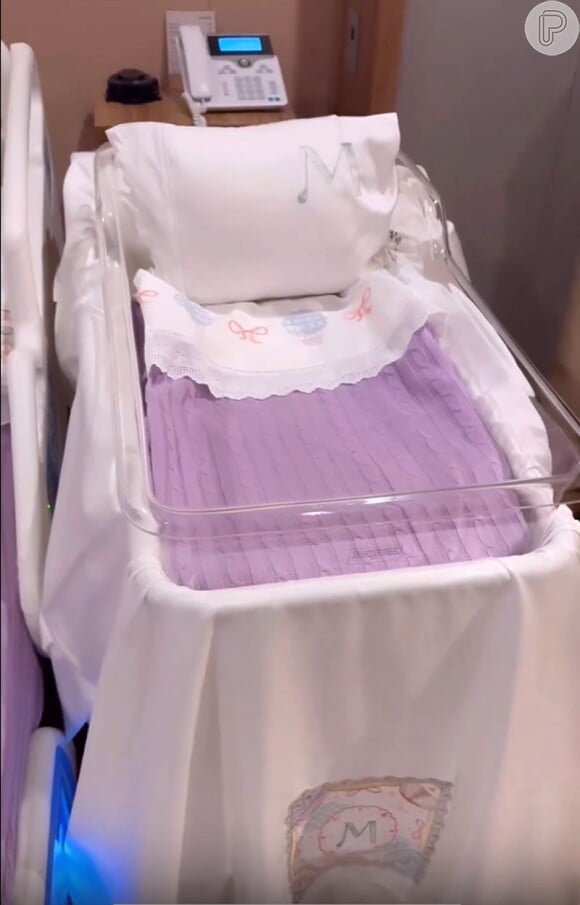 O berço de Mavie na maternidade contou com roupa de cama personalizada