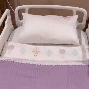 Os lençóis da cama de Bruna Biancardi na maternidade combinavam com os da filha
