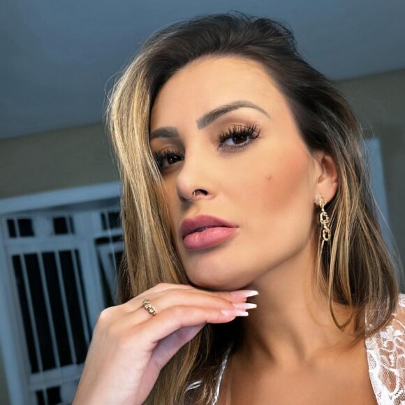 Andressa Urach destacou que o namorado sente, sim, ciúme de seu trabalho como prostituta e atriz pornô, mas não pretende abandoná-lo porque está focada em seus objetivos financeiros