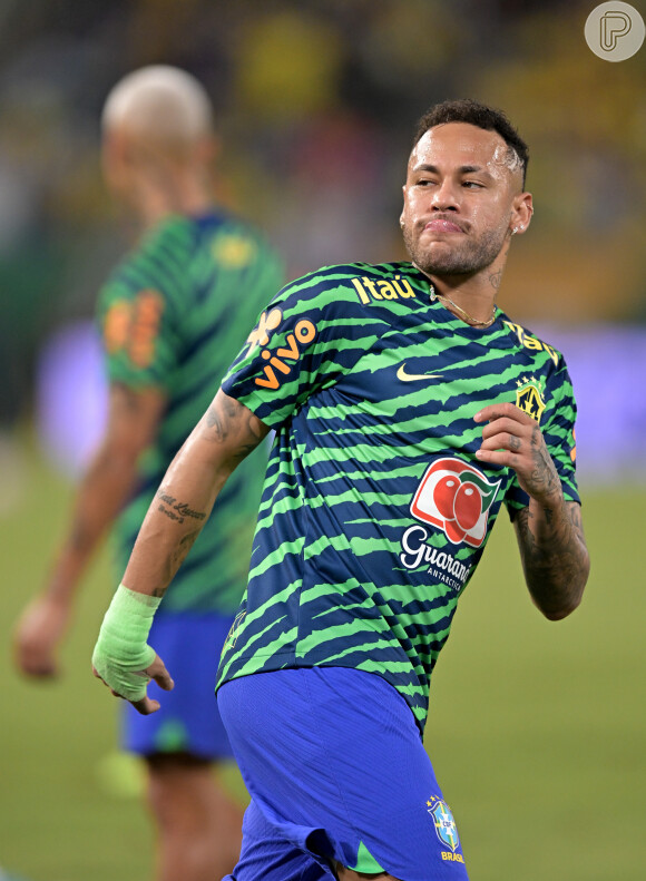 Neymar será subemtido a uma série de exames em São Paulo para descobrir gravidade da lesão sofrida durante partida de Brasil x Uruguai