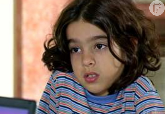 Na novela América, de Gloria Perez, Rick (Matheus Costa) conversava com um pedófilo que se passava por um garoto de 12 anos