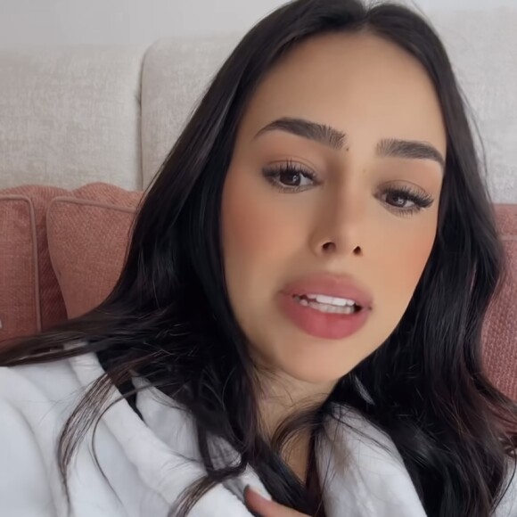 Bruna Biancardi elogia novo roupão de luxo que vestiu em look pós-parto ao aparecer pela primeira vez nos Stories do Instagram desde a lesão sofrida por Neymar em partida de futebol