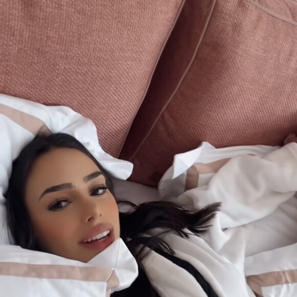 Roupão de luxo de Bruna Biancardi promete bastante conforto e aconchego e é feito de fleece microfibra, garantindo um caimento perfeito e personalização de acordo com seu gosto pessoal