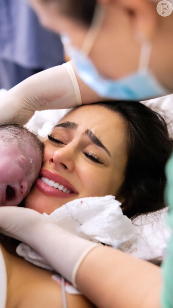 Madrinha de Mavie, filha de Bruna Biancardi e Neymar, flagra momento em que mãe da bebê segura recém-nascida no colo, enquanto ela dorme