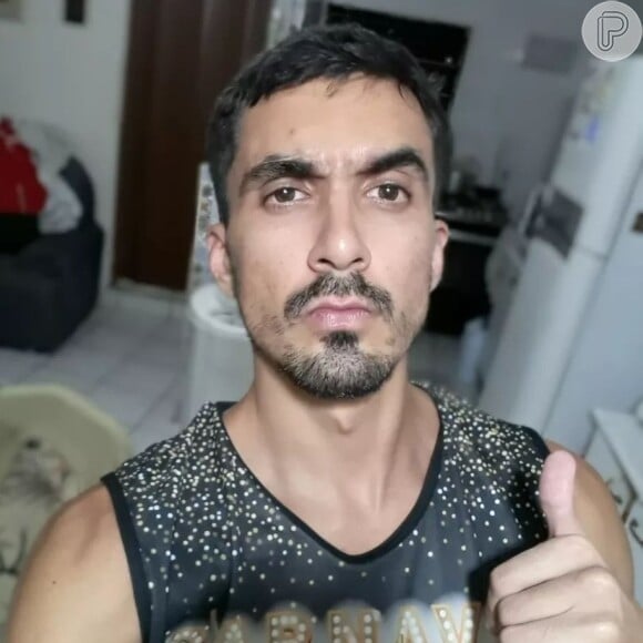 Big Bambu é uma das estrelas do universo pornô a completar o time do gang bang de Graziela Cazella