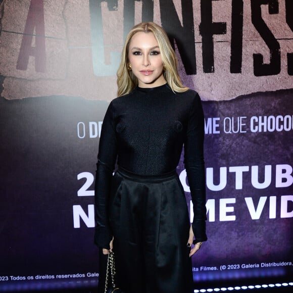 Carla Diaz arrasou em look all black para pré-estreia do filme 'A Menina Que Matou os Pais - A Confissão'
