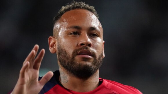 Se recuperando de lesão, Neymar se revolta com notícia sobre saída do PSG ter sido por problemas físicos