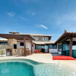 Lexa não levou nenhum dos cruses para Búzios comemorar o aniversário de sua mãe