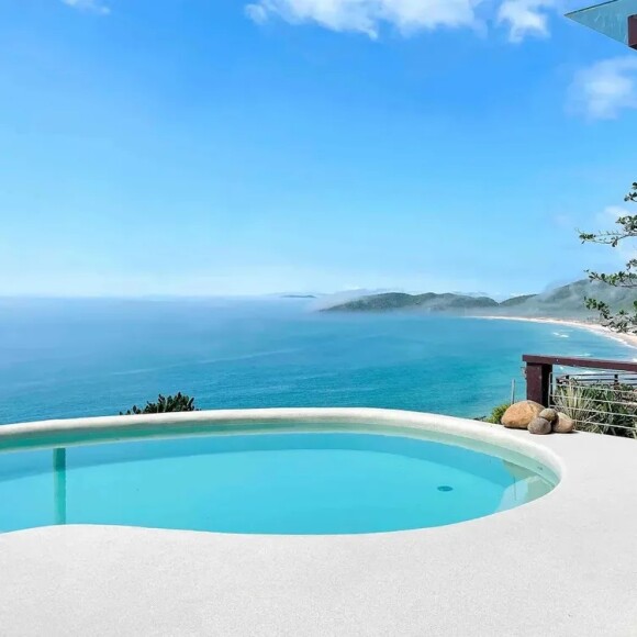 Mansão alugada por Lexa tem piscina com borda infinita e visão 360º das praias de Búzios
