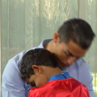 Vestido de Superman, filho de Cristiano Ronaldo invade entrevista e abraça o pai