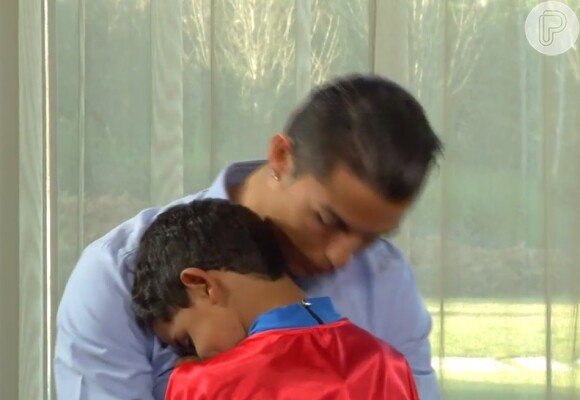 Cristiano Ronaldo recebeu abraço do filho, Cristianinho, durante entrevista
