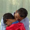 O papai Cristiano Ronaldo dá um beijo no filho ao chegar da escola