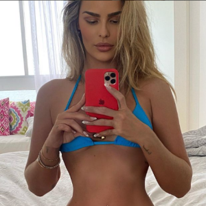 Yasmin Brunet foi elogiada por mostrar o seu corpo no Instagram ao usar biquini azul fininho