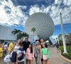 Angelica resgatou imagens de uma viagem para a Disney com amigos, o marido, Luciano Huck, e a filha Eva