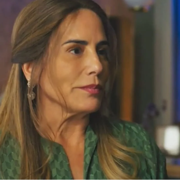 Em Terra e Paixão, Irene (Gloria Pires) costuma destratar Angelina (Inez Galvão) por ser virgem