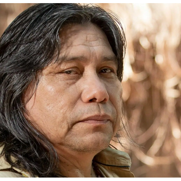 Em Terra e Paixão, Jurecê (Daniel Munduruku) vai socorrer Vinicius (Paulo Rocha) da morte