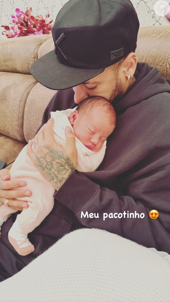 Neymar, jogador afastado da seleção por lesão, postou foto com Mavie no seu colo aproveitando o momento com a filha