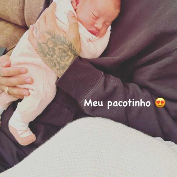 Neymar, jogador afastado da seleção por lesão, postou foto com Mavie no seu colo aproveitando o momento com a filha