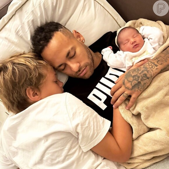Neymar postou foto com os filhos: Davi Luca e Mavie