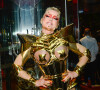Xuxa Meneghel apostou em fantasia futurista recortada e tons de dourado