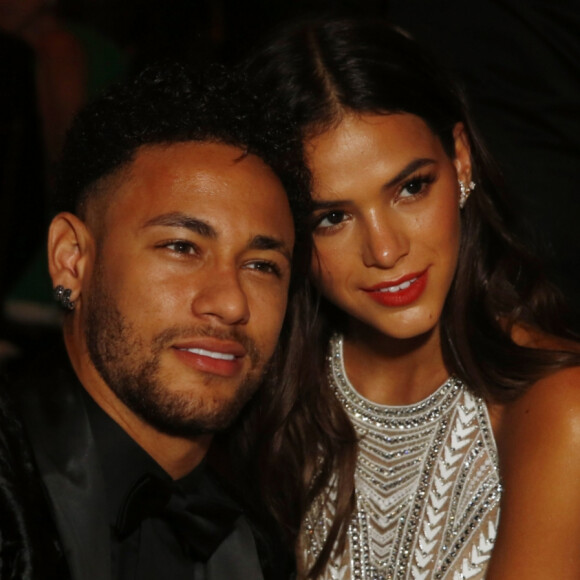 Neymar x Bruna Marquezine: post de fã do jogador viraliza, gera rixa envolvendo a atriz e web não perdoa: 'Mesmo número de Bola de Ouro'. Entenda! 