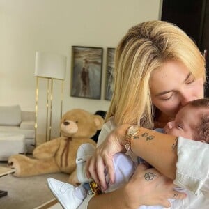 Virginia, após ser cobrada da internet depois de possível desinteresse, foi visitar seu sobrinho Gabriel que também é seu afilhado