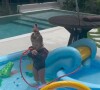 Bárbara Evans ainda mostrou a filha se divertindo na piscina