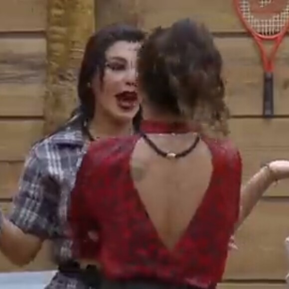 Jenny, antes de ser eliminada na roça da 'Fazenda' teve uma briga feia com Nadja Pessoa