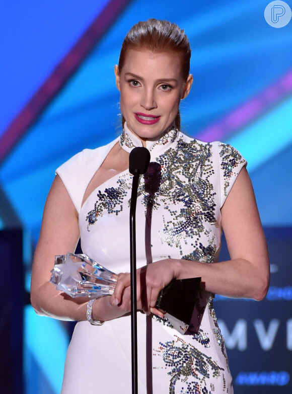 Jessica Chastain ganha o MVP Award, prêmio por seus trabalhos em vários filmes, no Critics' Choice Awards 2015