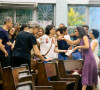 Marcelle Sampaio recebeu abraços de amigos e familiares durante a missa de sétimo dia de Elizangela