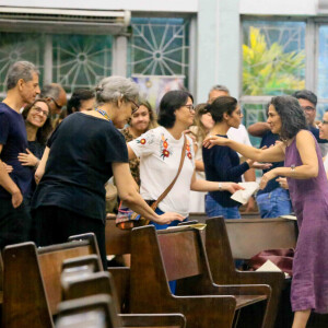 Marcelle Sampaio recebeu abraços de amigos e familiares durante a missa de sétimo dia de Elizangela