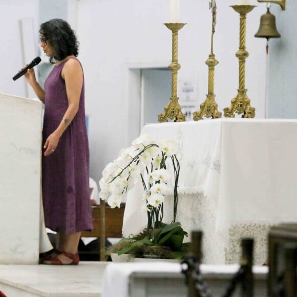 Filha de Elizangela discursou em memória da mãe durante a missa