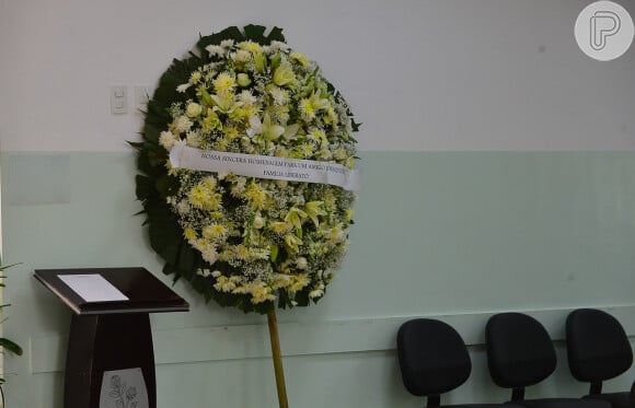 Corpo do diretor de TV Roberto Manzoni, Magrão, foi velado em SP: família de Gugu Liberato enviou coroa de flores