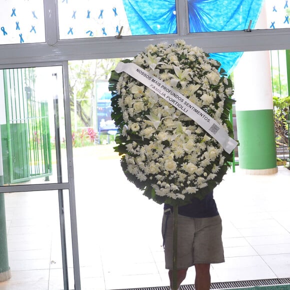 Corpo do diretor de TV Roberto Manzoni, Magrão, é velado por amigos: Celso Portiolli também enviou coroa de flores