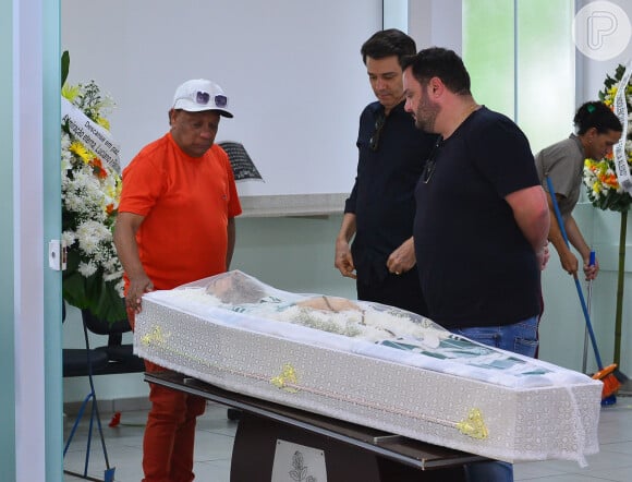 Corpo do diretor de TV Roberto Manzoni, Magrão foi velado por amigos: Celso Portiolli, Liminha, do SBT, e Rubens Gargalaca Jr., atual diretor do 'Domingo Legal', se reuniram em despedida
