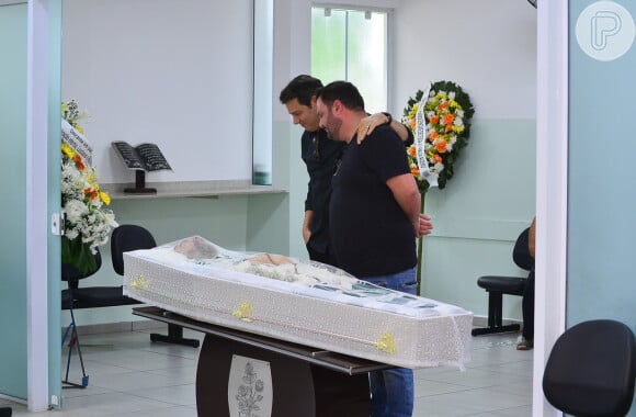 Velório do diretor de TV Roberto Manzoni, o Magrão, reuniu Celso Portiolli e ocorreu em cemitério de Osasco, SP