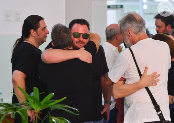 Corpo do diretor de TV Roberto Manzoni, Magrão, é velado por amigos que se consolaram no adeus ao profissional do SBT