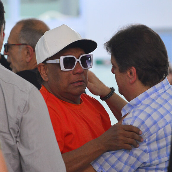 Corpo do diretor de TV Roberto Manzoni, Magrão, é velado: Liminha, do SBT, é consolado no adeus ao profissional