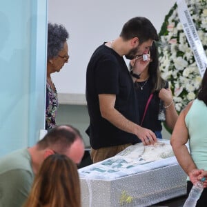 Filho de Roberto Manzoni, o Magrão, João Gabriel se emocionou ao se aproximar do corpo do pai durante velório em 10 de novembro de 2023