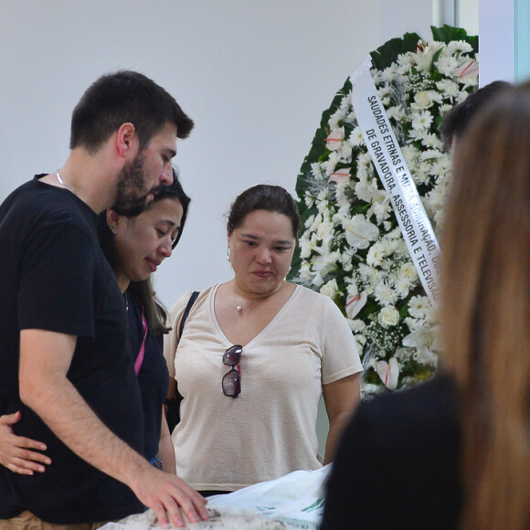 Filho de Roberto Manzoni, o Magrão, chorou e foi consolado pela mulher no velório do pai