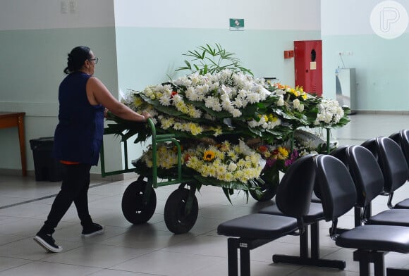 Roberto Manzoni, o Magrão, recebeu coroas de flores em seu velório