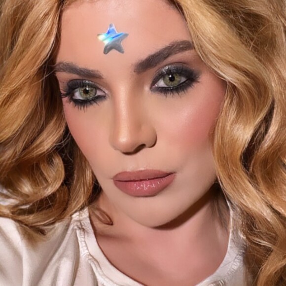 Gkay se inspirou em look icônico de Anahí para show do RBD, com direito a estrela colada na testa