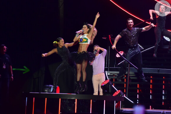 Anahí usou look com a bandeira do Brasil para show do RBD, grupo mexicano em turnê pelo país após 15 anos