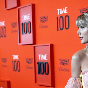 The Eras Tour sem calor: aprenda 5 penteados de Taylor Swift para curtir os shows cheia de estilo e fresquinha