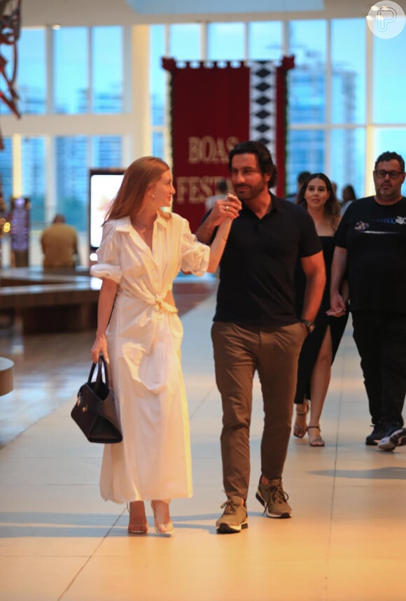 Marina Ruy Barbosa e o noivo, o empresário Abdul Fares, aproveitaram este domingo (19) para passear em um shopping