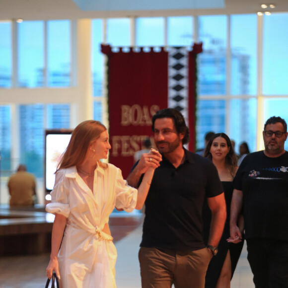 Marina Ruy Barbosa e o noivo, o empresário Abdul Fares, aproveitaram este domingo (19) para passear em um shopping