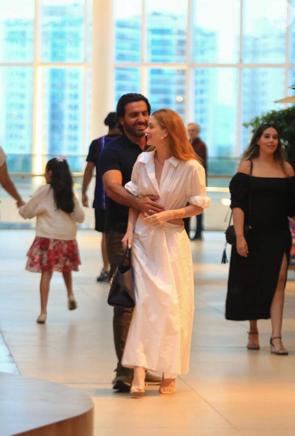 Marina Ruy Barbosa e Abdul Fares foram flagrados pelo paparazzo em clima de muito romance