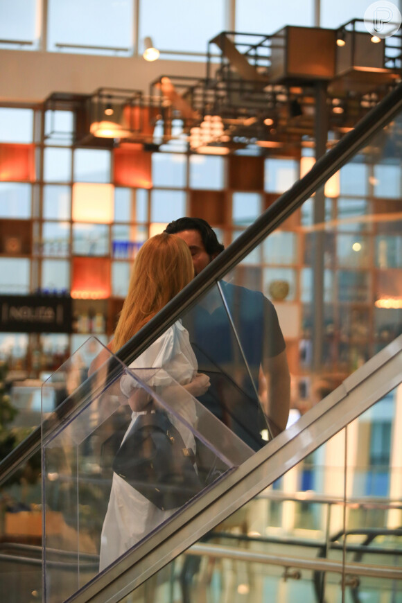 Marina Ruy Barbosa e Abdul Fares trocaram carinhos na escada rolante do shopping
