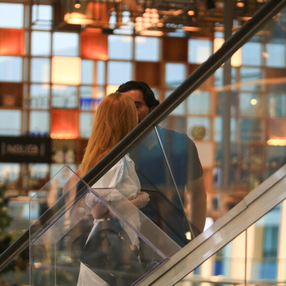 Marina Ruy Barbosa e Abdul Fares trocaram carinhos na escada rolante do shopping